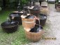 Preview: Kleine Holzfass Cascade Wasserspiel mit Gartendeko und Pumpfass für entspannten Badespaß im Garten