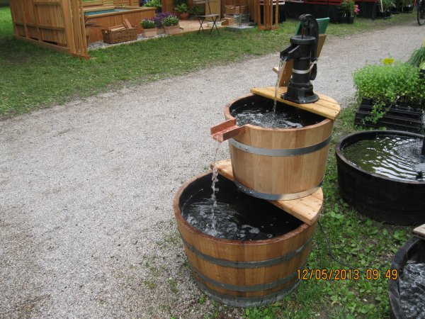 Kleine Holzfass Cascade mit Wasserspiel als Gartendeko und Pumpfass Brunnen für Badespaß